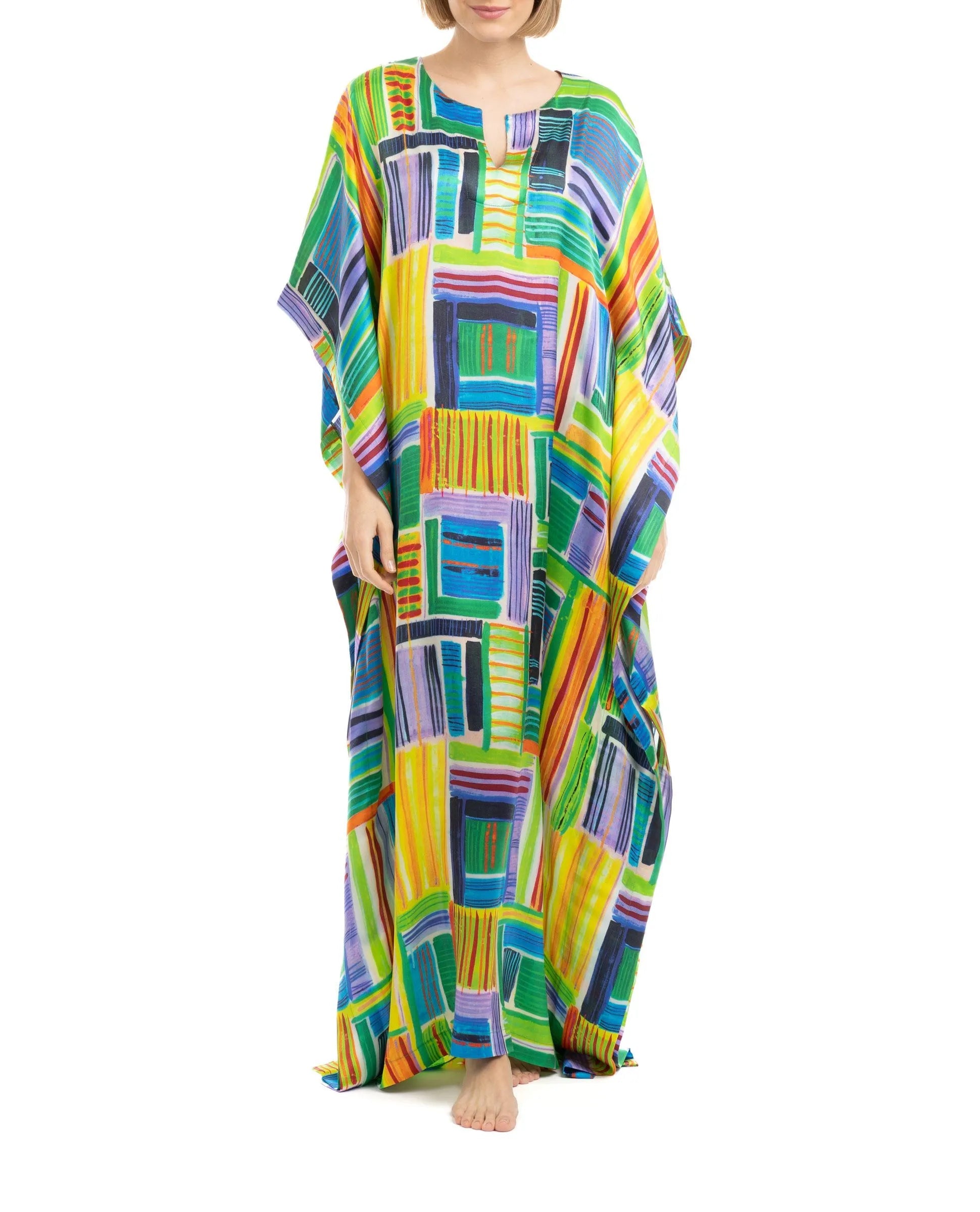 mujer posa con kaftan de seda en sus vacaciones