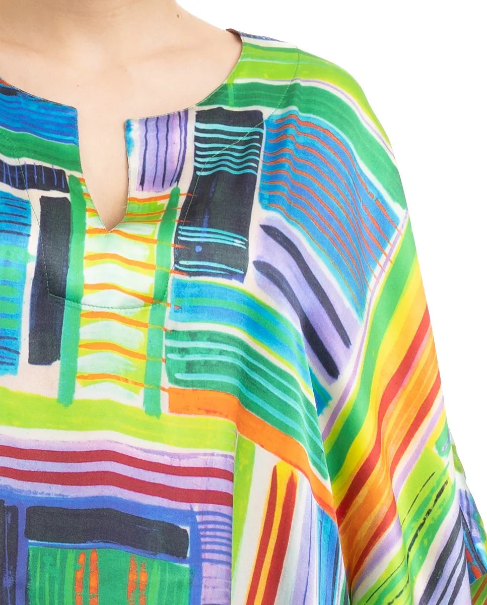 Mujer con caftán de seda multicolor para verano largo