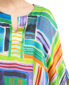Mujer con caftán de seda multicolor para verano largo