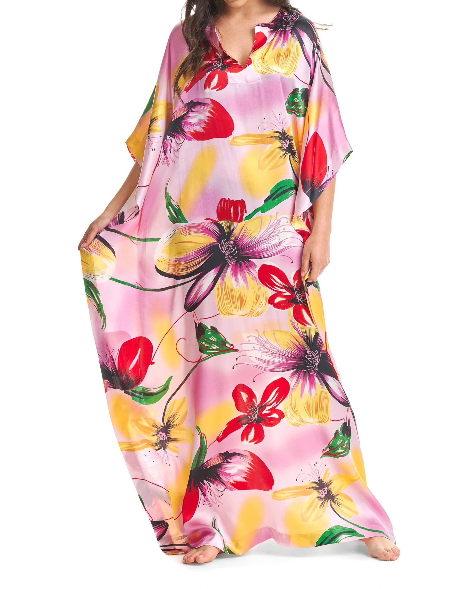 Mujer con caftan seda natural de flores en tonos rosas
