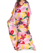 Mujer con caftan seda natural de flores en tonos rosas