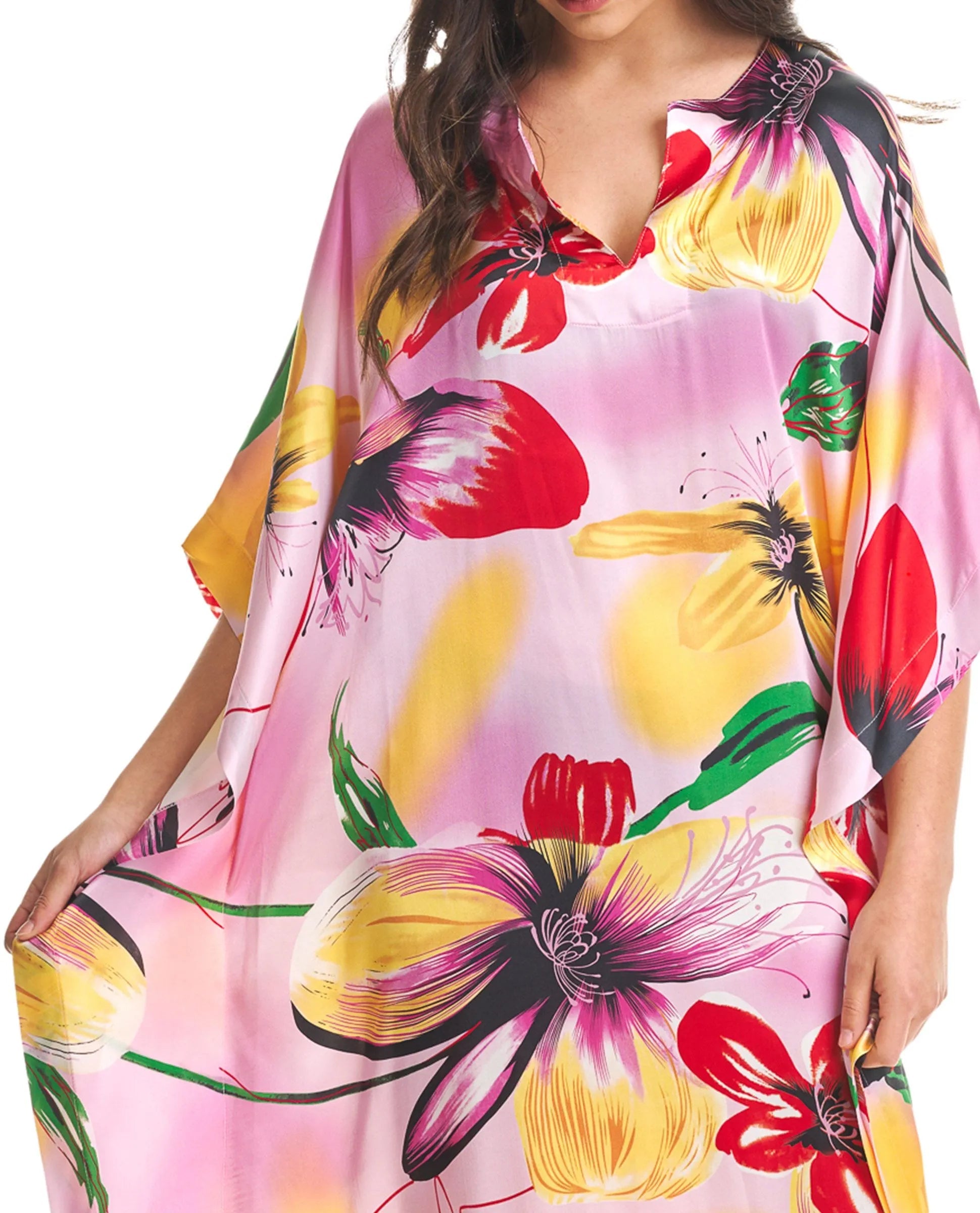 Kaftan de seda natural estampado con escote redondo y abertura central con manga mariposa al codo.