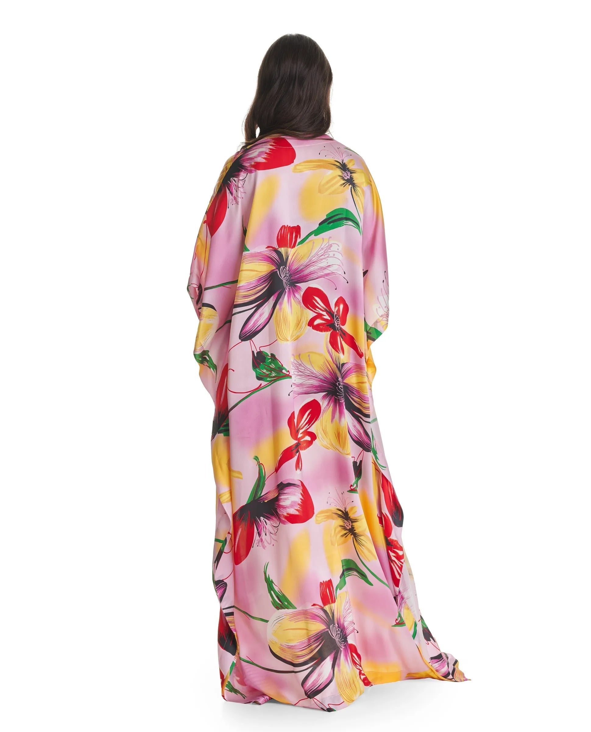 Vista detalle del escote cuello redondo kaftan seda para verano flores rosa