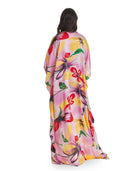Vista detalle del escote cuello redondo kaftan seda para verano flores rosa