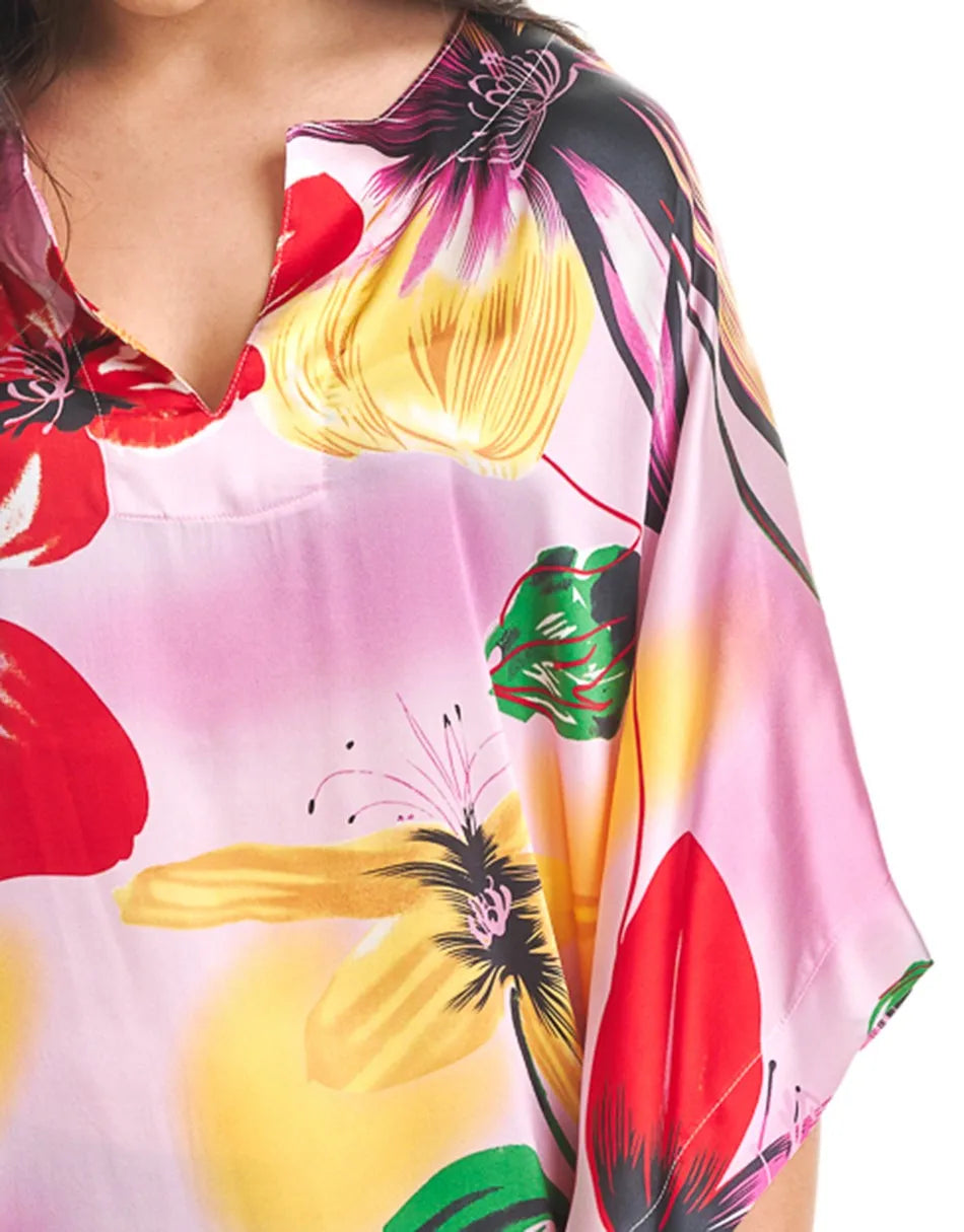 Mujer con caftán de seda multicolor, fresco y cómodo