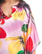 Mujer con caftán de seda multicolor, fresco y cómodo