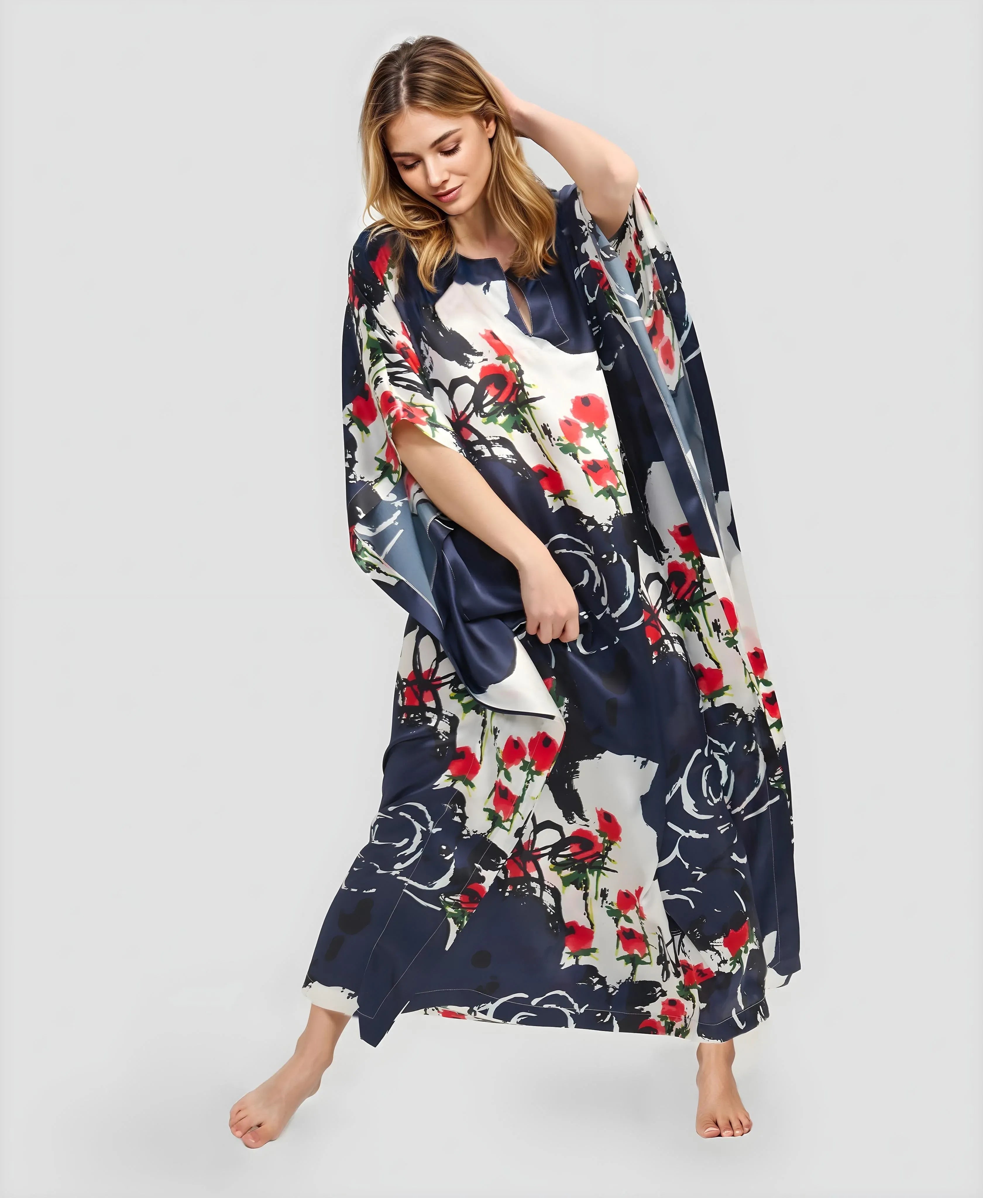 Mujer viste caftan de verano en seda natural estampado