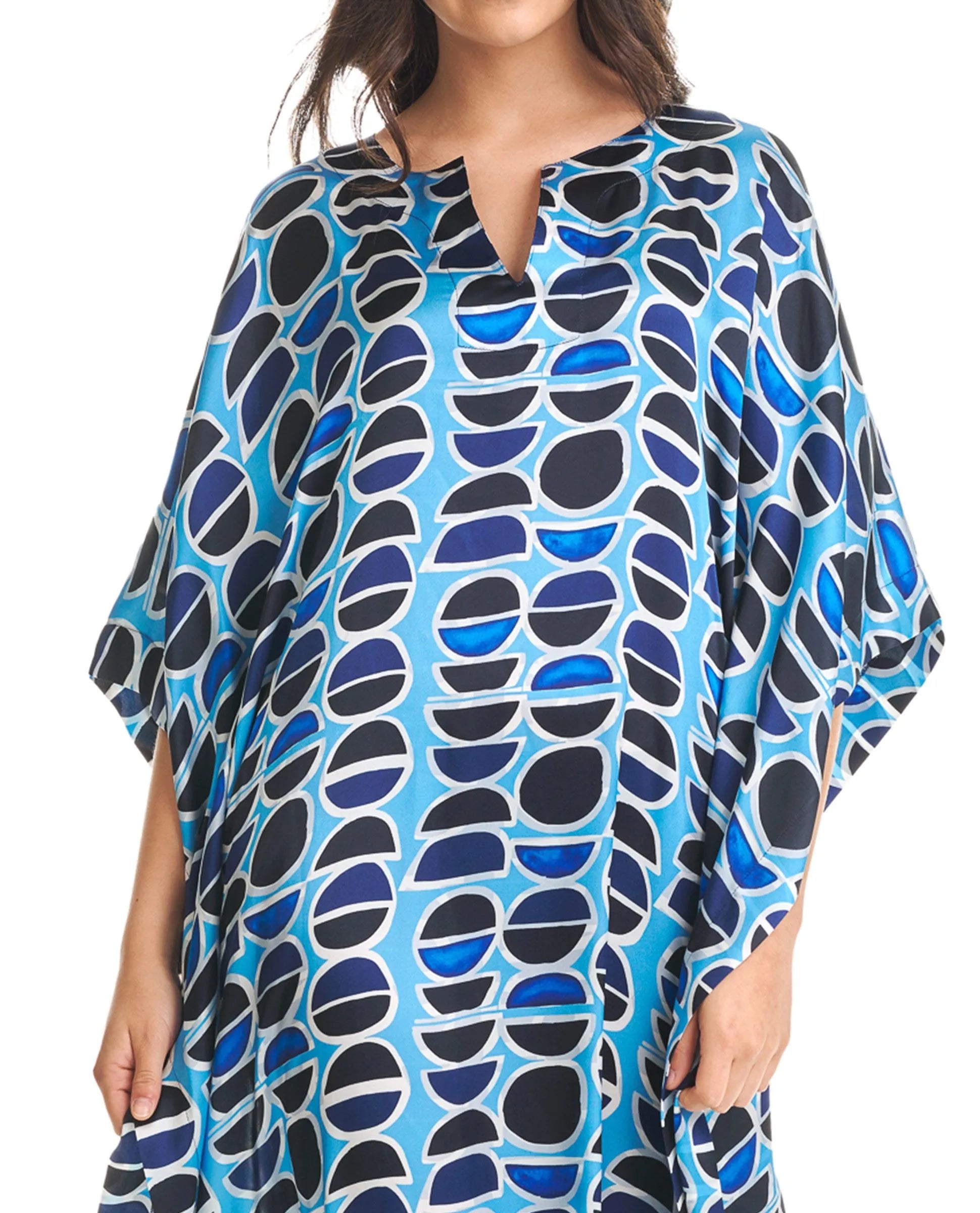 Vista trasera kaftan largo de seda natural y manga mariposa