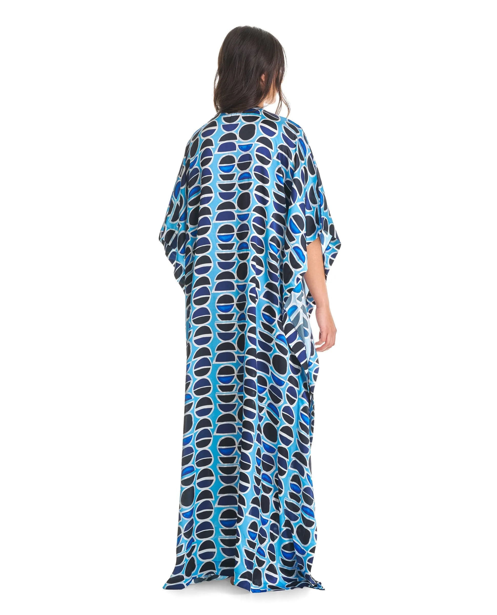 Kaftan de seda natural estampado con escote redondo y abertura central con manga mariposa al codo.