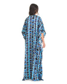 Kaftan de seda natural estampado con escote redondo y abertura central con manga mariposa al codo.