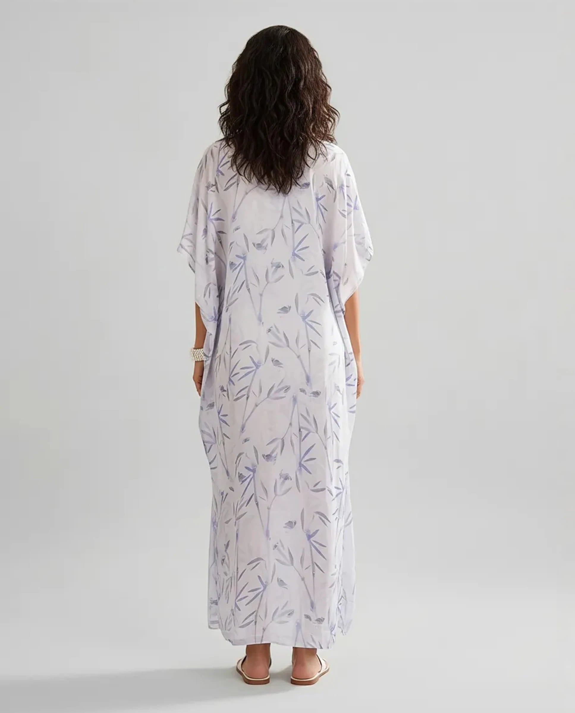 Mujer de espaldas con caftan de verano largo de seda natural estampado