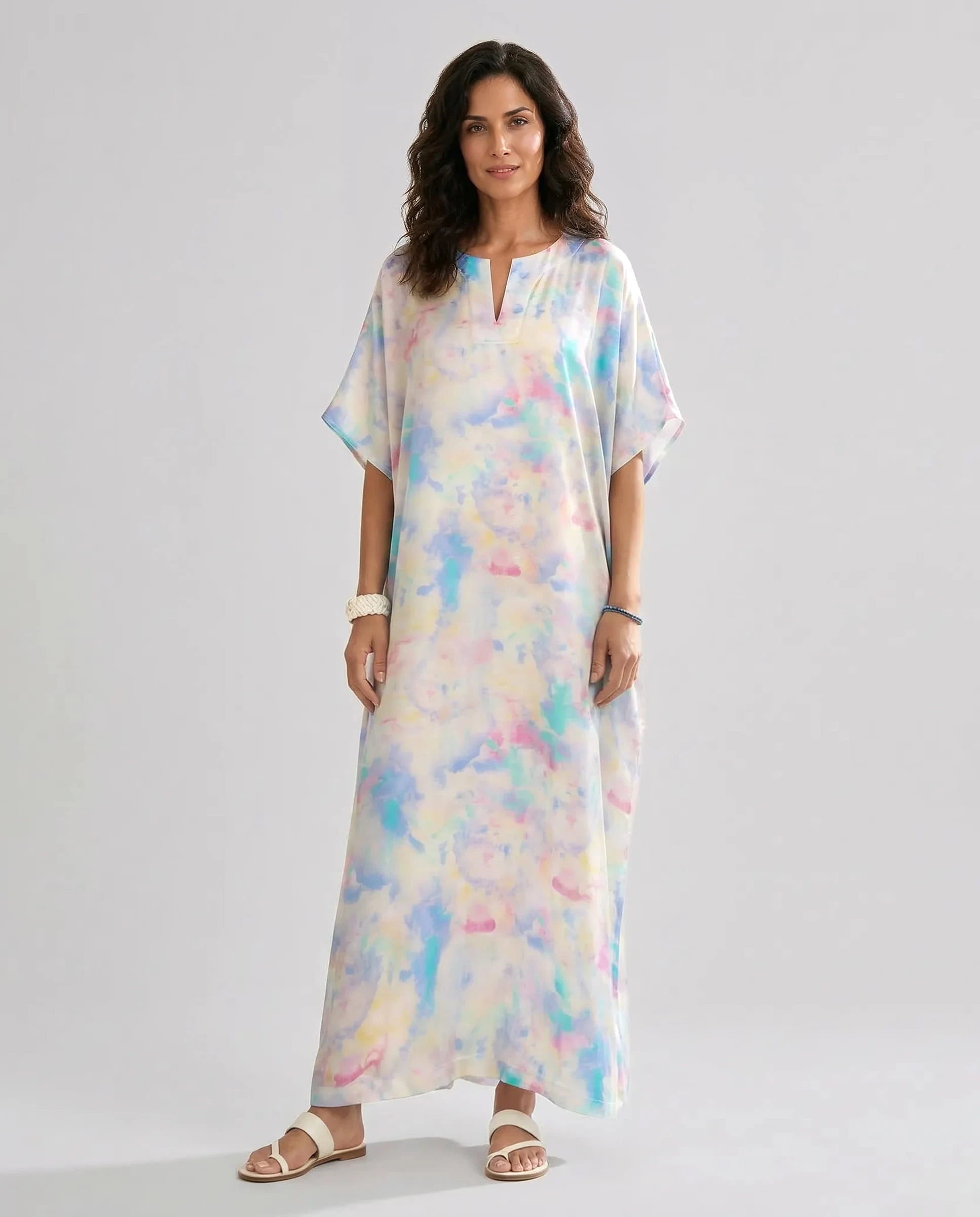 Mujer luce kaftan de seda natural estampado multicolor con escote redondo y abertura central con manga mariposa al codo
