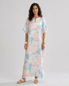 Mujer luce kaftan de seda natural estampado multicolor con escote redondo y abertura central con manga mariposa al codo