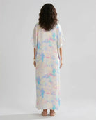 Vista de espaldas de mujer con kaftan de verano largo multicolor