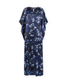 Kaftan de seda natural marino estampado flores con escote con abertura central y manga mariposa al codo.