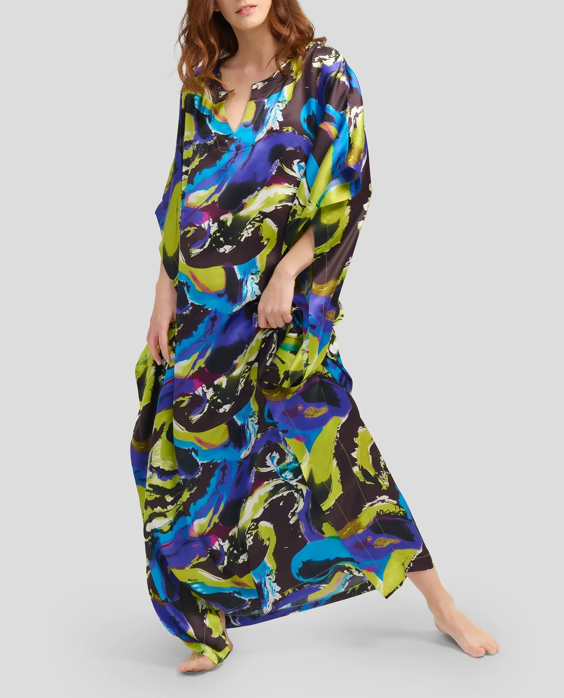 Mujer con caftan de seda natural estampado