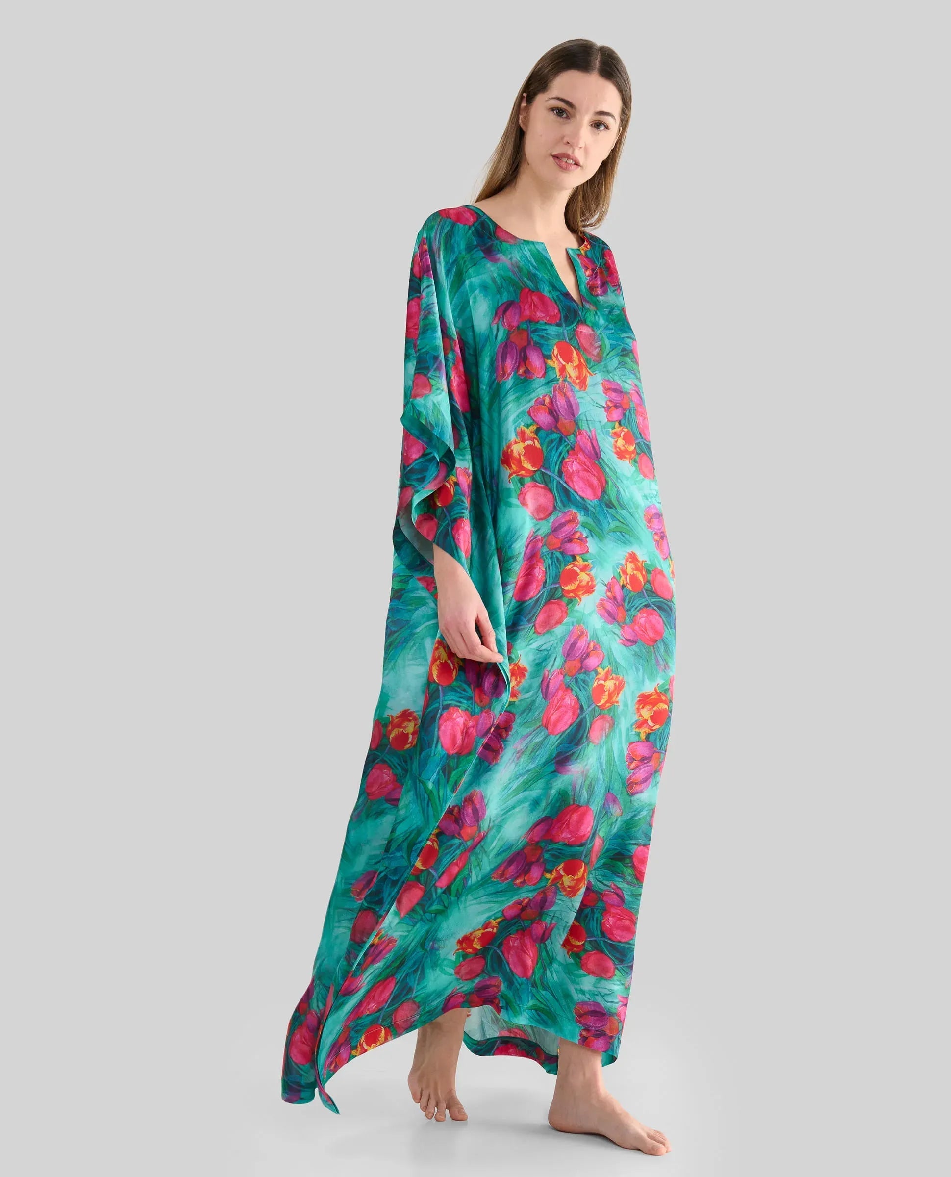 Kaftan de seda natural estampado con escote redondo y abertura central