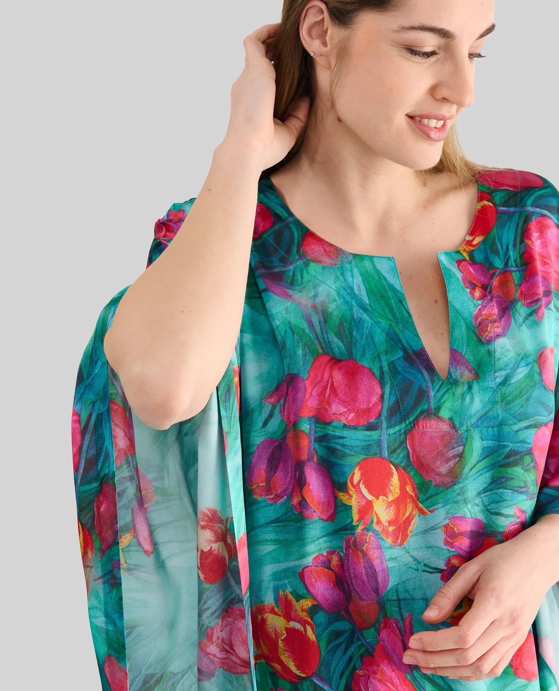 Vaporoso y elegante kaftan de seda con estampado de flores, manga mariposa y cuello abierto