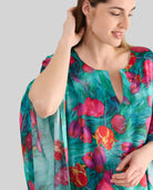Vaporoso y elegante kaftan de seda con estampado de flores, manga mariposa y cuello abierto