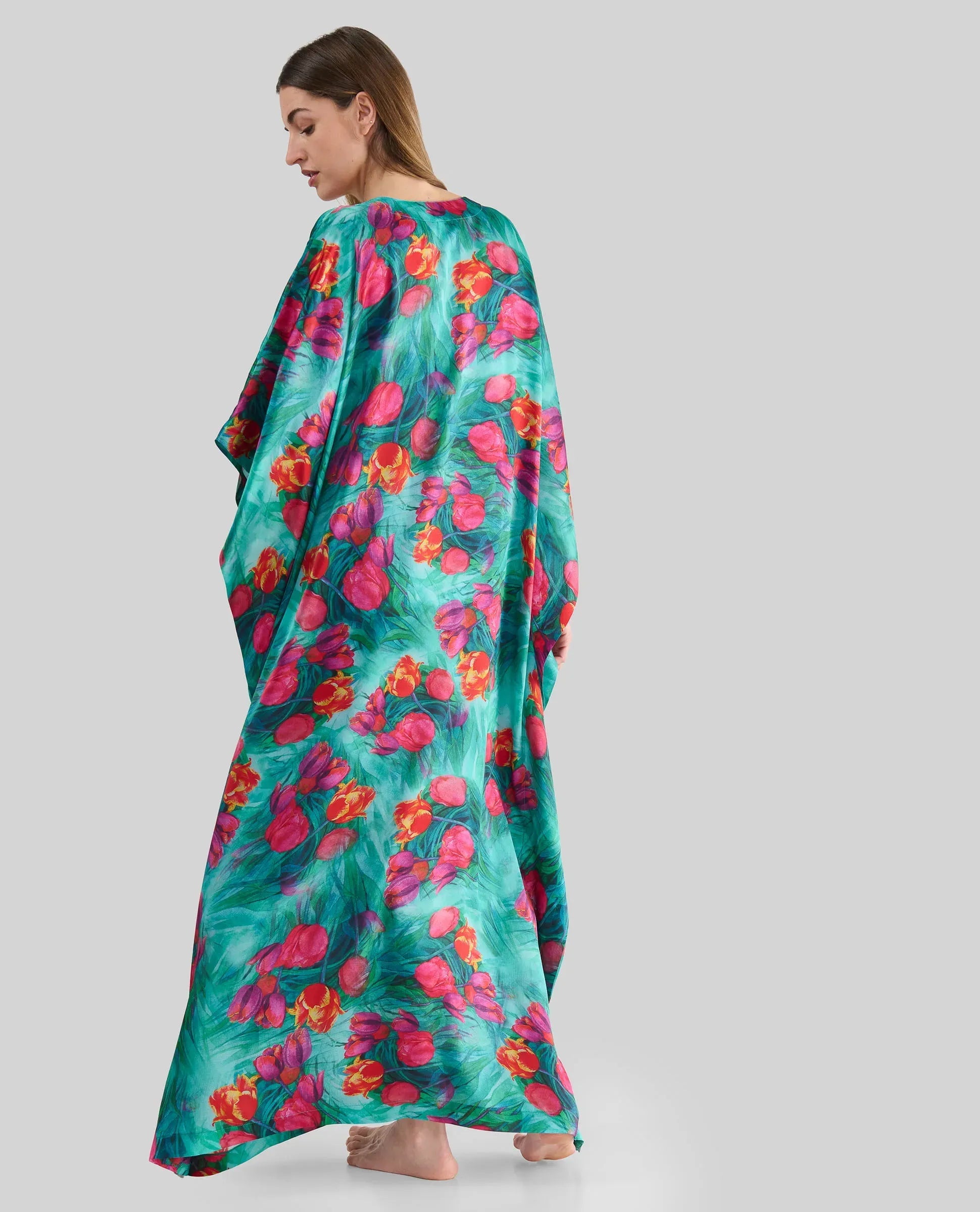 Vista trasera de kaftan de seda largo con mangas amplias al codo