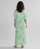 Modelo de espaldas con kaftan de seda verde hasta los tobillos