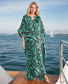 Modelo luce caftán de seda largo para verano en animal print verde