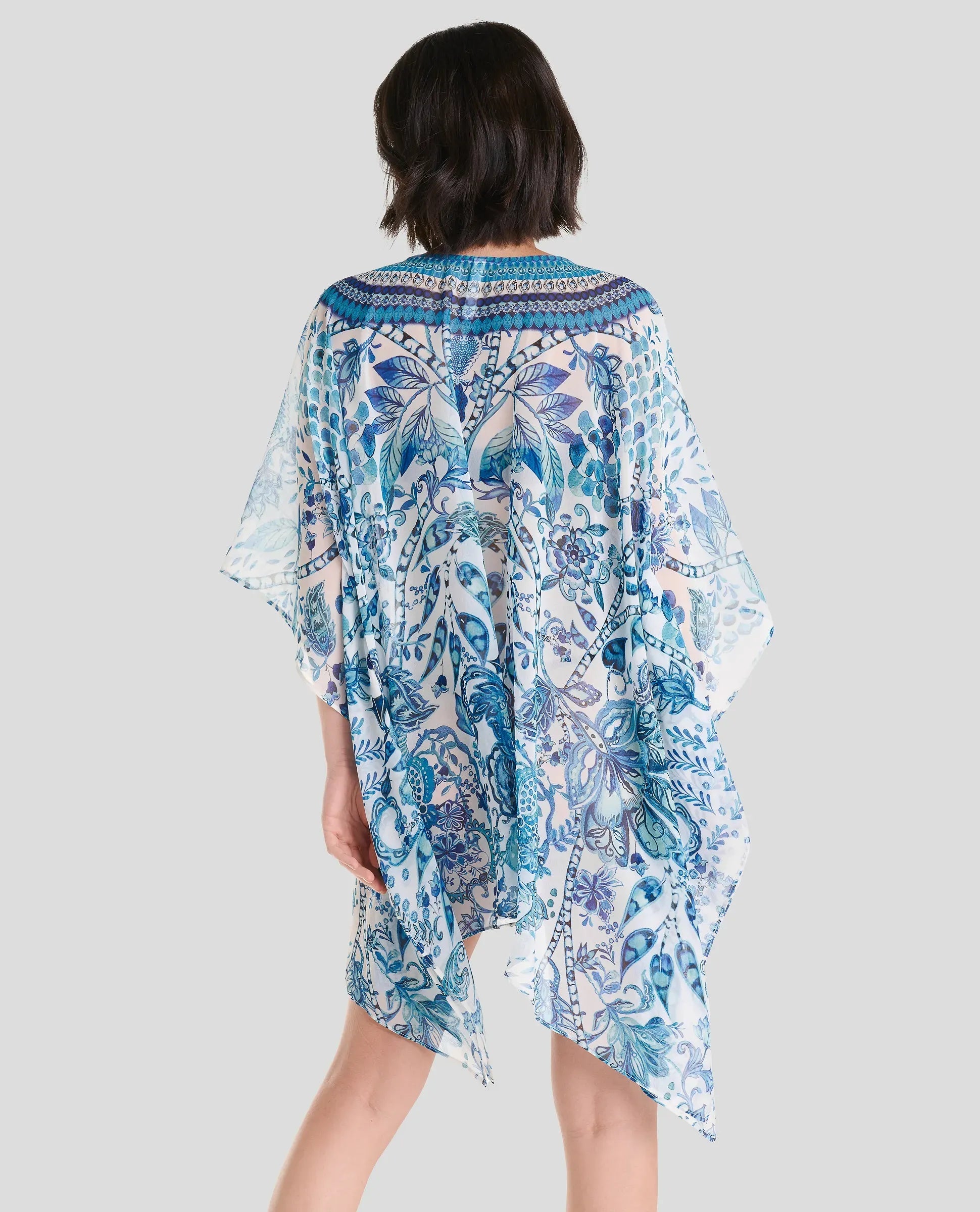 Vista estampado trasero de kaftán corto de verano de gasa azul y manga mariposa