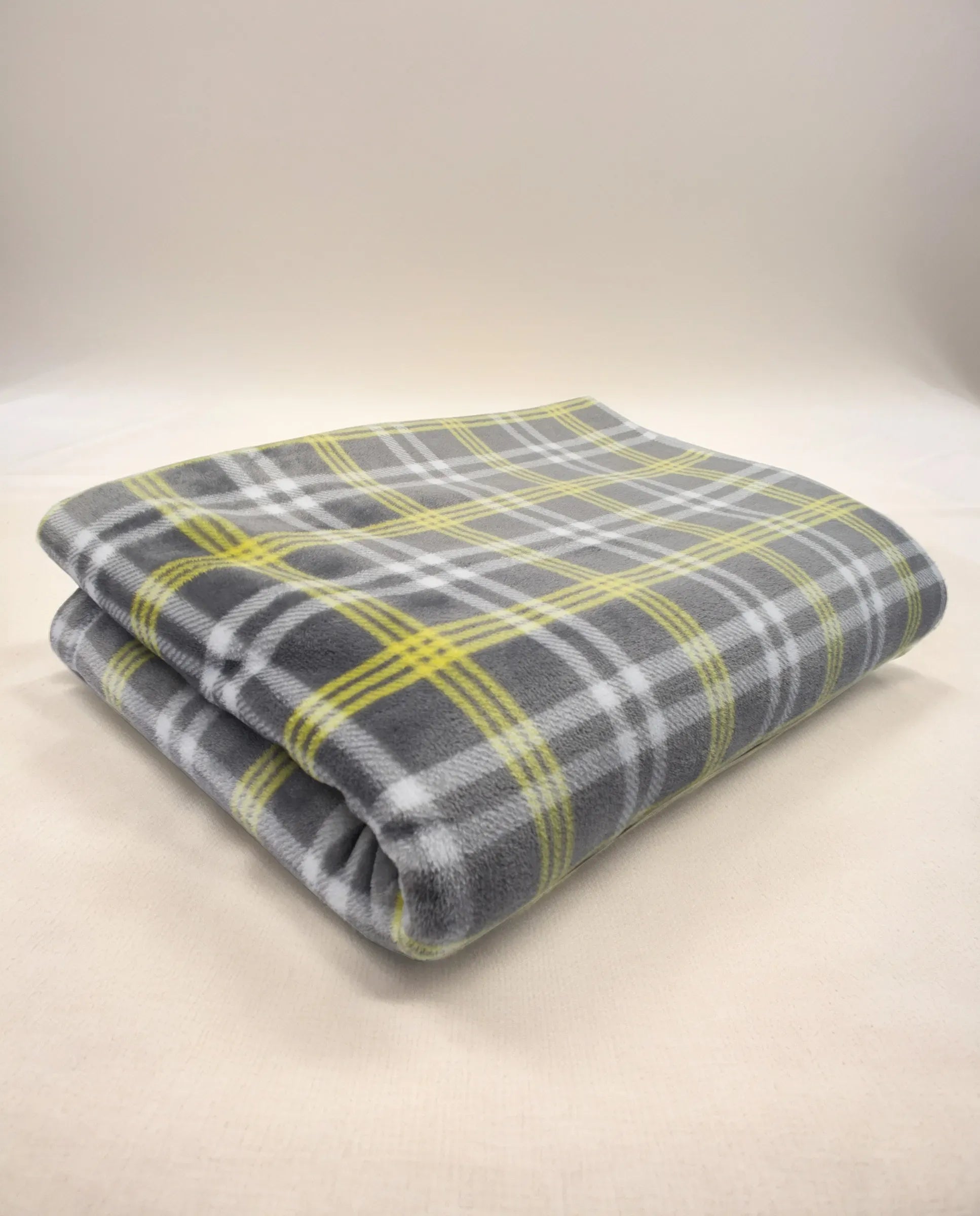 Manta de invierno para sofá gris en elegante estampado de cuadros amarillos y blancos