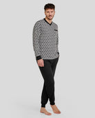 Hombre con pijama de invierno largo negro con estampado de rombos y puños elásticos