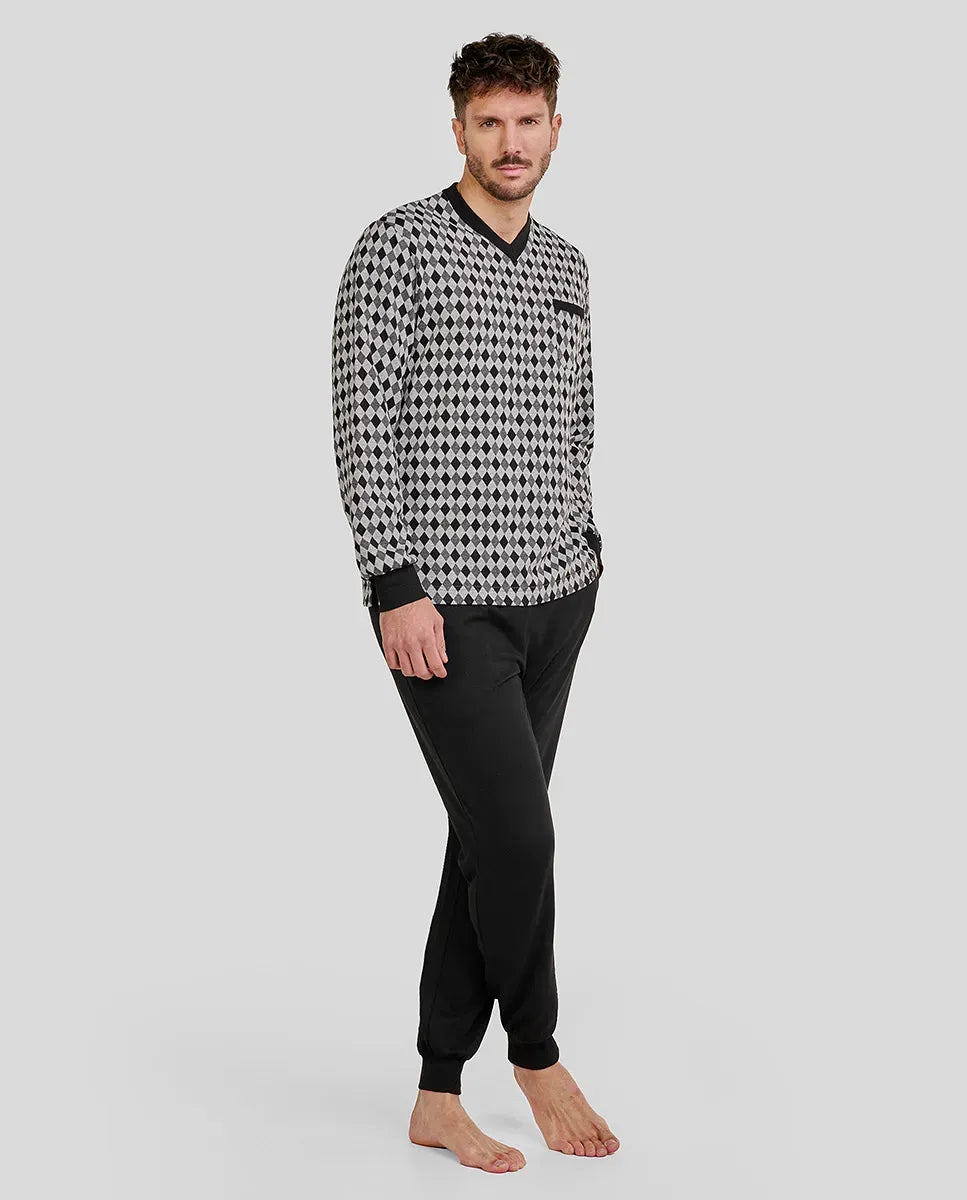 Hombre con pijama de invierno largo negro con estampado de rombos y puños elásticos