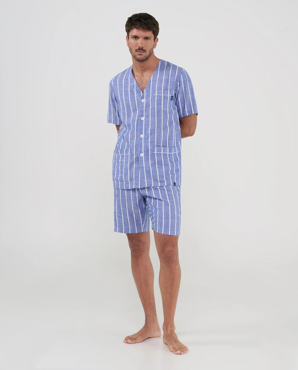 Hombre con pijama camisero corto de verano en plana a rayas de manga corta y bolsillos de plastón