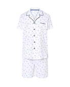 Pijama de mujer corto abierto con botones en punto estampado de cerecitas azules y vivos marino.