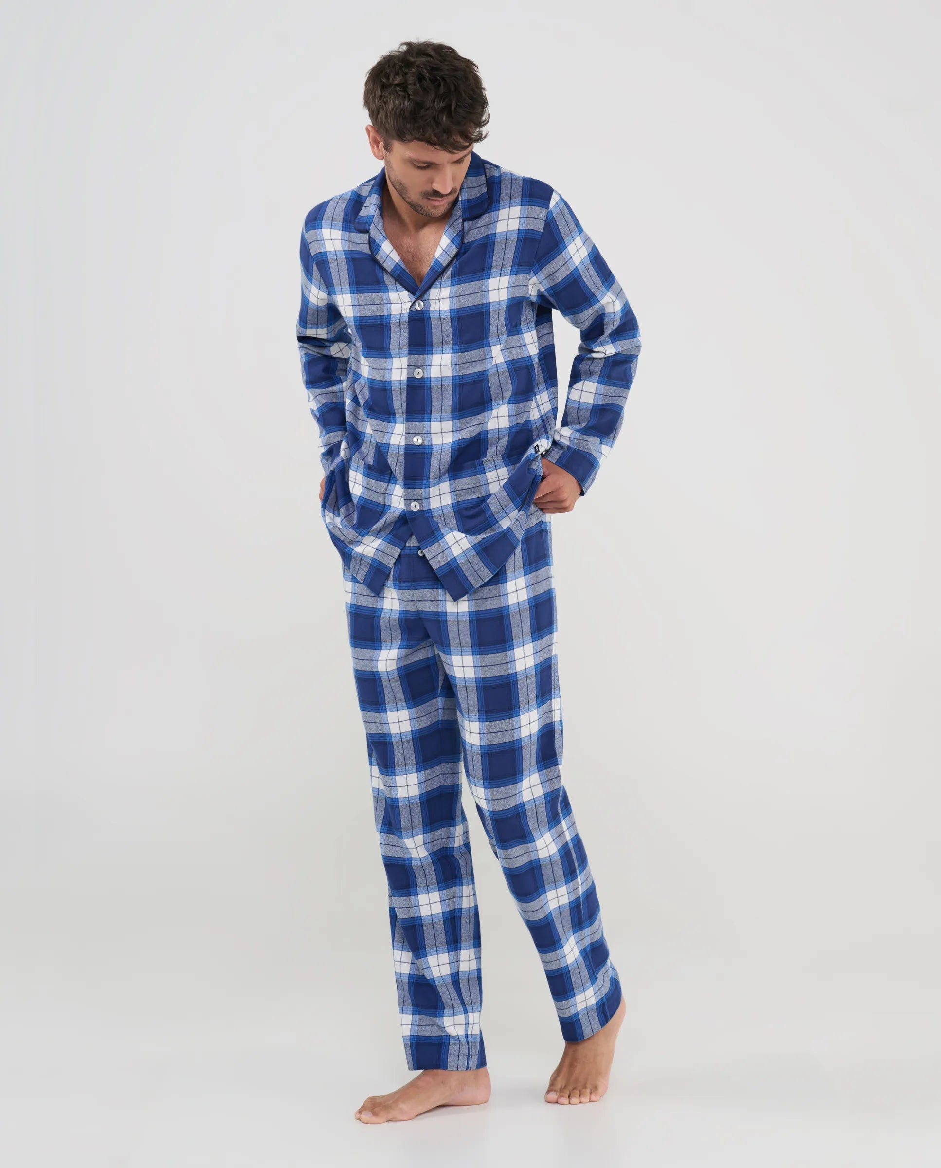 Pijama camisero de hombre Lohe, cuadros azules, vista frontal con botones y bolsillos.