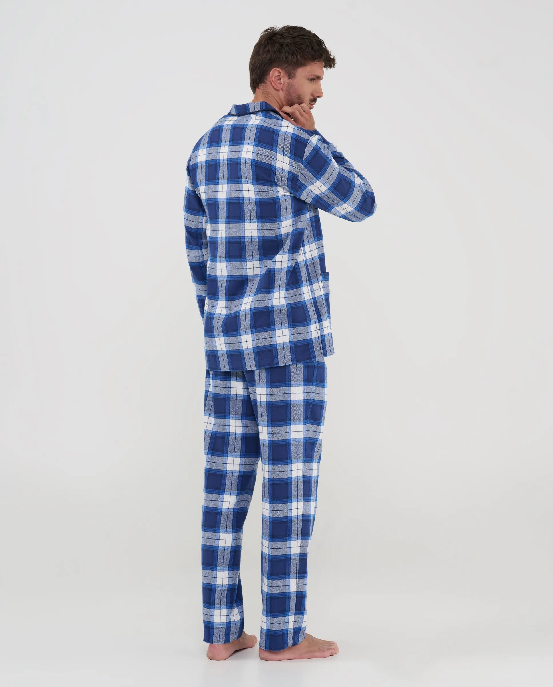 Pijama completo camisero de hombre Lohe, diseño cuadros azules, con manga y pantalón largo.