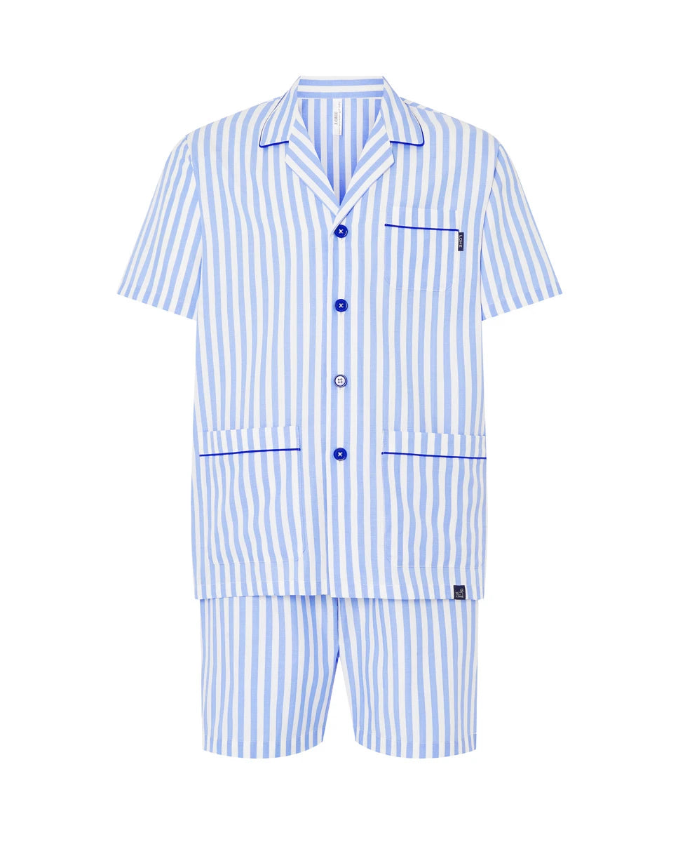 Pijama camisero de hombre, manga corta a rayas azules, abierto con botones, bolsillos de plastón y detalles en vivo
