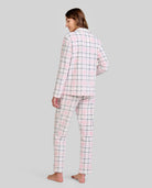Mujer sonriente con pijama LOHE de cuadros rosados abotonado