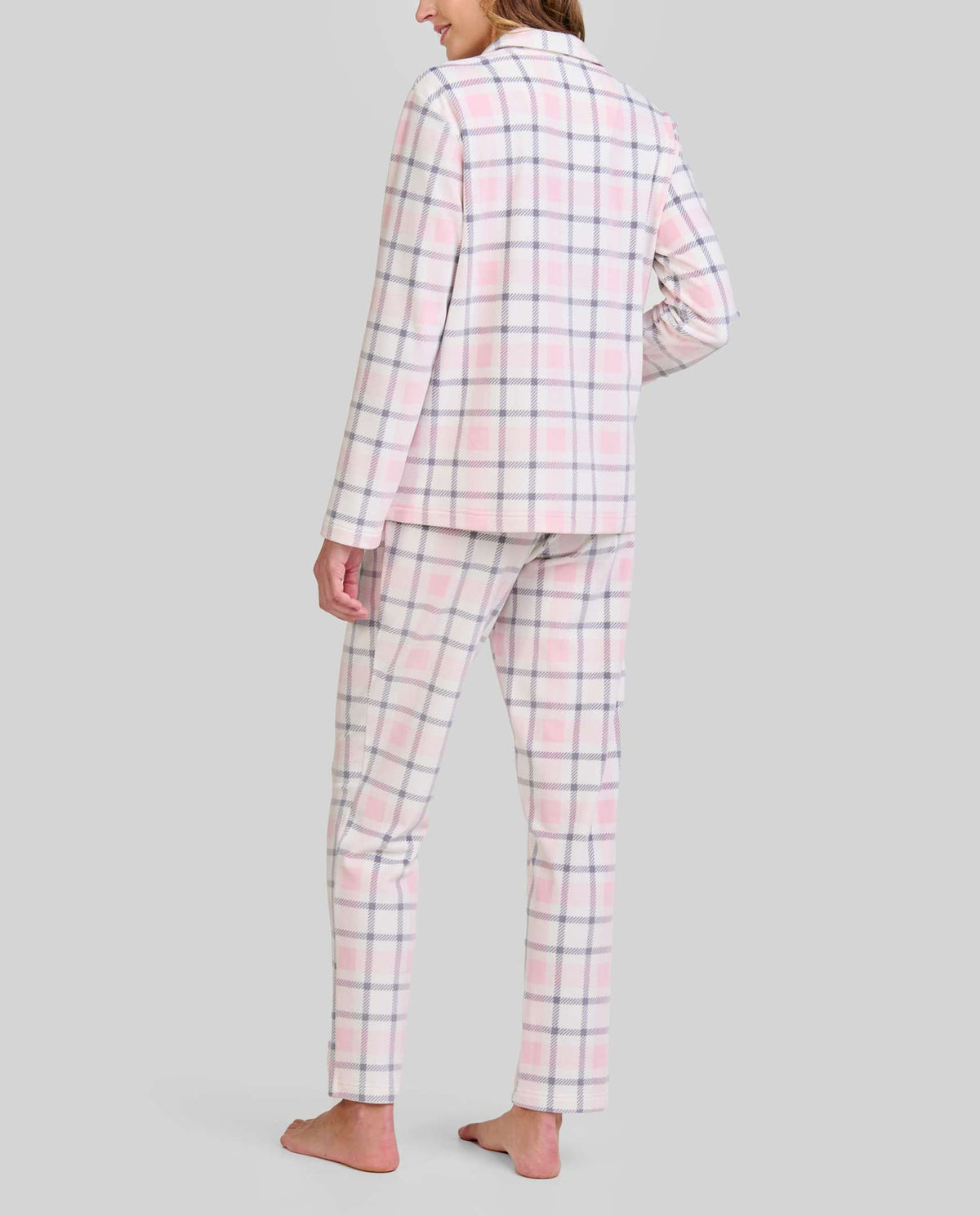 Mujer sonriente con pijama LOHE de cuadros rosados abotonado