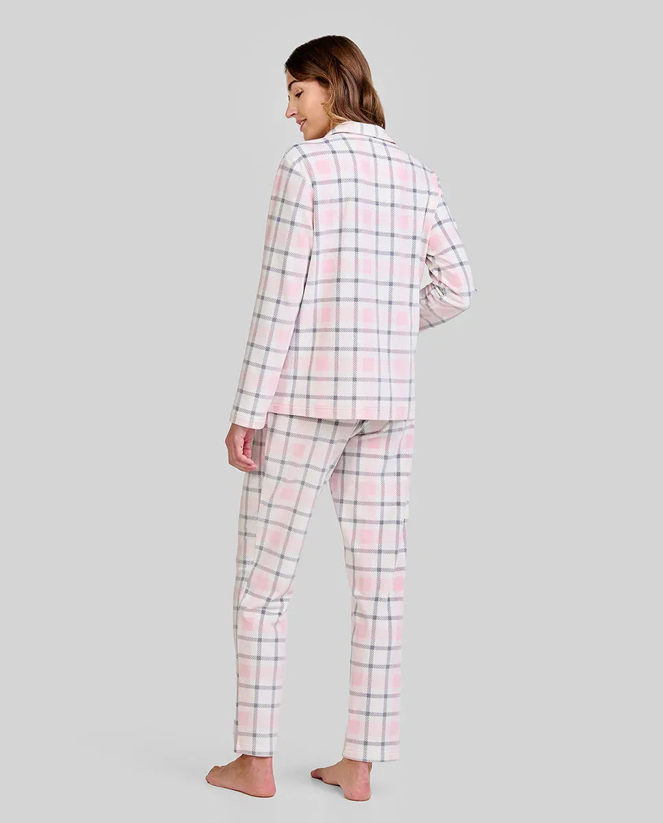 Mujer sonriente con pijama LOHE de cuadros rosados abotonado