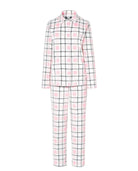 Detalle de pijama de invierno para mujer melange rosa suave con cuello pico abotonado