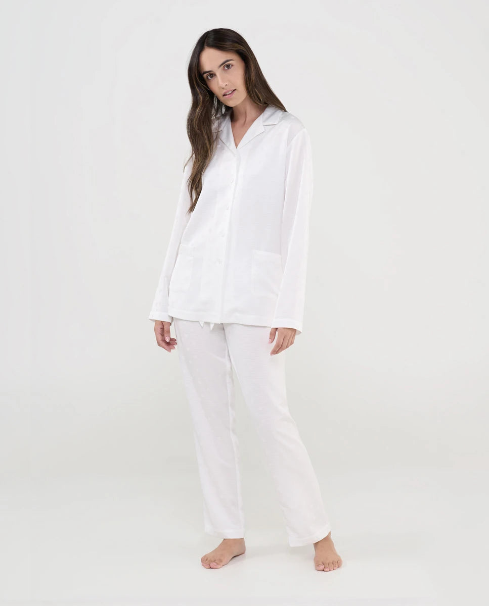 Mujer con pijama estilo camisero abierto, botones color marfil, cuello solapa y estampado de topos en raso.