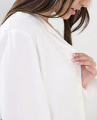 Detalle del tejido plana suave color marfil del pijama camisero de verano para mujer