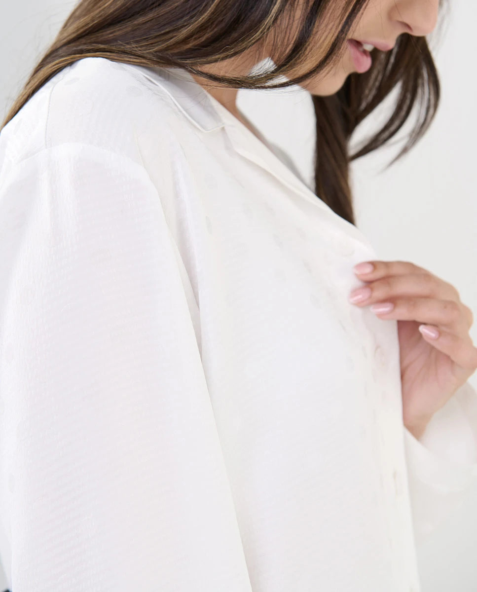 Detalle del tejido plana suave color marfil del pijama camisero de verano para mujer
