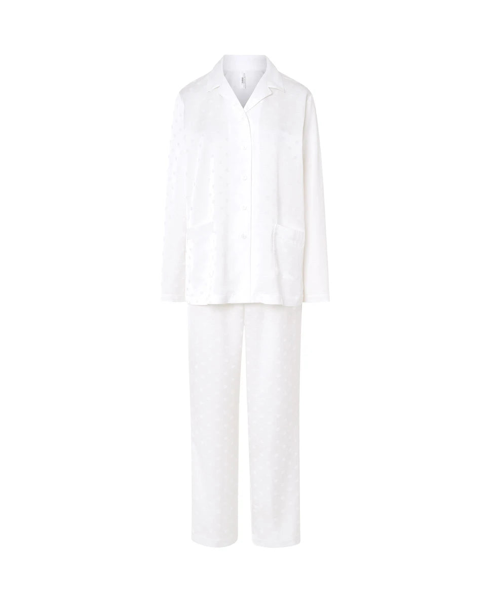 Pijama largo de mujer de manga larga estilo camisero abierto con solapa y botones color marfil con estampado de topos en raso.