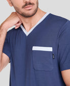 Detalle cuello pico y bolsillo pecho de camiseta pijama de verano marino para hombre
