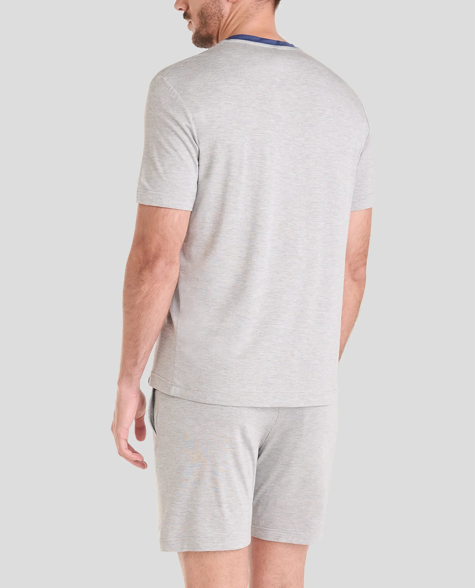 Hombre luce pijama corto de rayas grises perfecto para verano