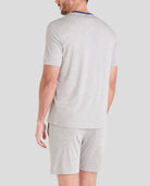 Hombre luce pijama corto de rayas grises perfecto para verano