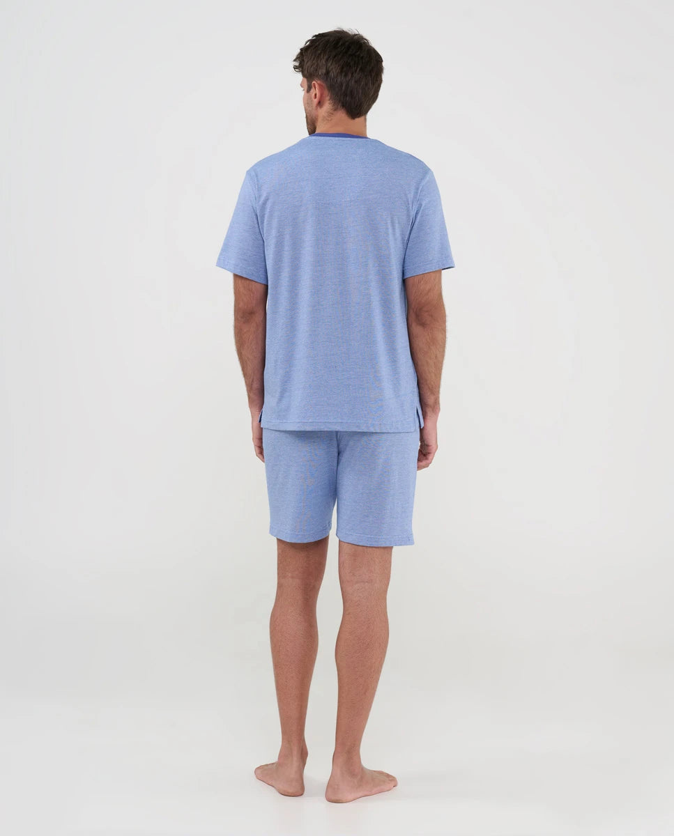 Hombre de espaldas con su pijama de verano corto azul