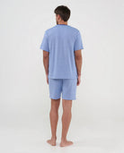 Hombre de espaldas con su pijama de verano corto azul