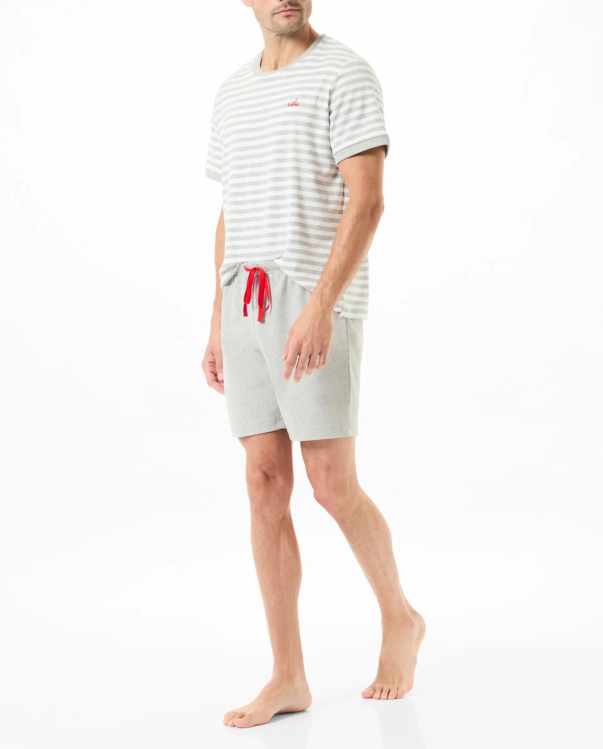 Modelo de espaldas con pijama corto de verano a rayas grises