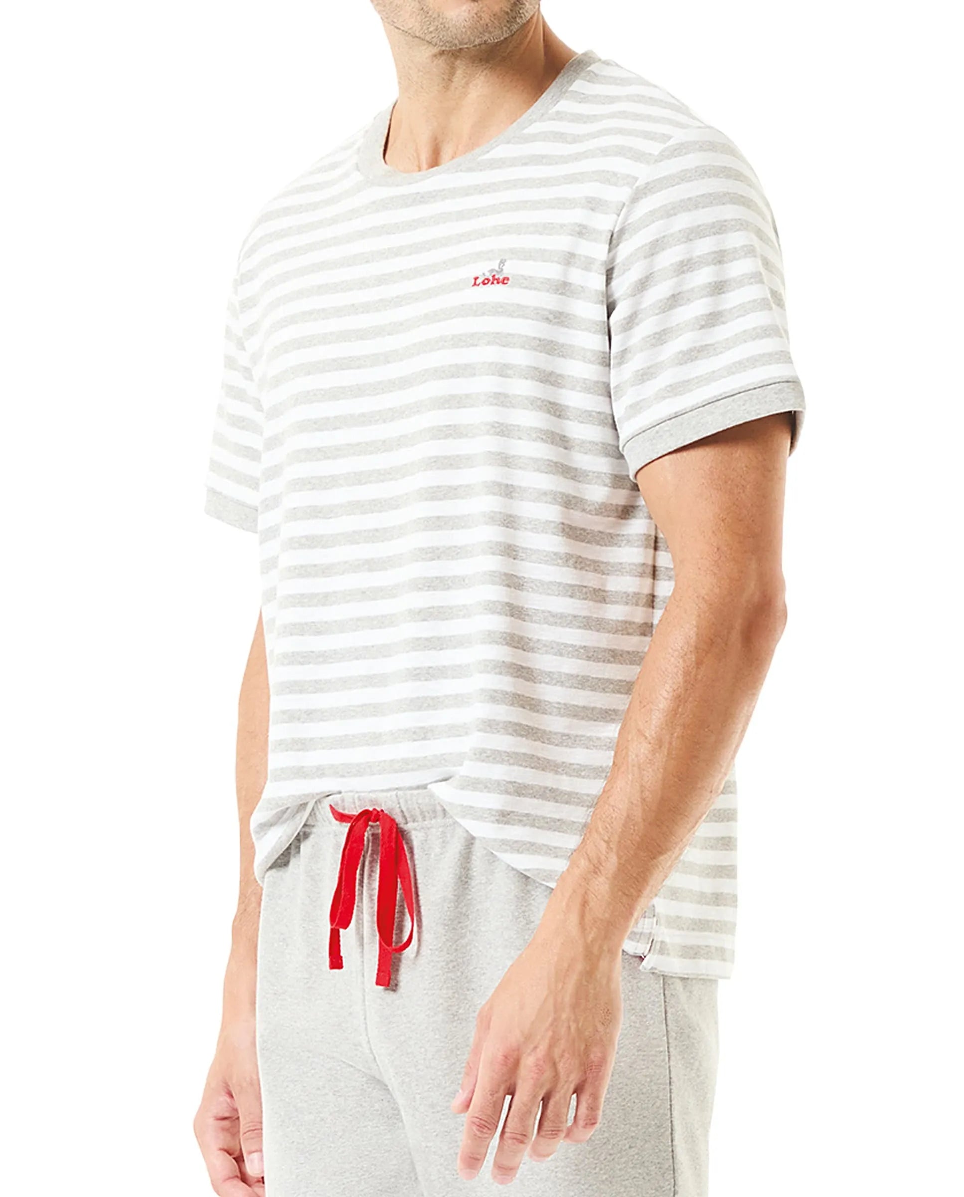 Hombre con pijama corto de verano con camiseta de pico gris y pantalón corto marino